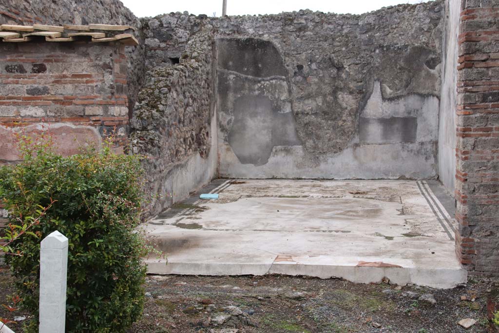 IX.3.5 Pompeii. October 2020. Room 25, looking south towards exedra. Photo courtesy of Klaus Heese.