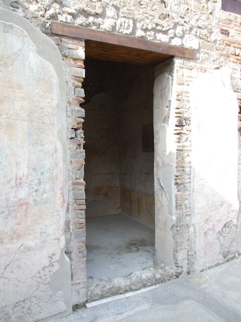 IX.3.5 Pompeii.  March 2009.  Room 5.  Doorway to Cubiculum.