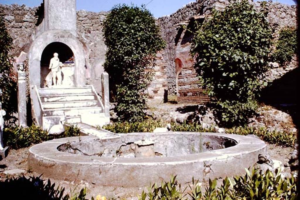 IX.3.5 Pompeii. 1966. Looking north-east across pool in garden area. Photo by Stanley A. Jashemski.
Source: The Wilhelmina and Stanley A. Jashemski archive in the University of Maryland Library, Special Collections (See collection page) and made available under the Creative Commons Attribution-Non Commercial License v.4. See Licence and use details.
J66f1019
