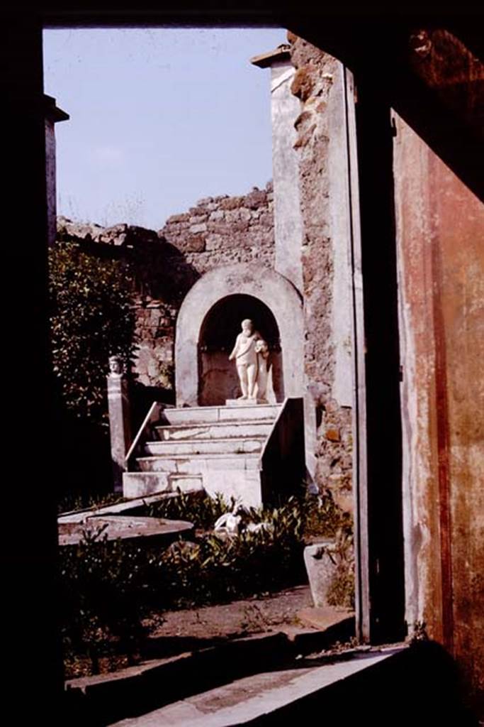 IX.3.5 Pompeii. W.1440. Room 14, east wall of triclinium.
Photo by Tatiana Warscher. Photo © Deutsches Archäologisches Institut, Abteilung Rom, Arkiv. 
