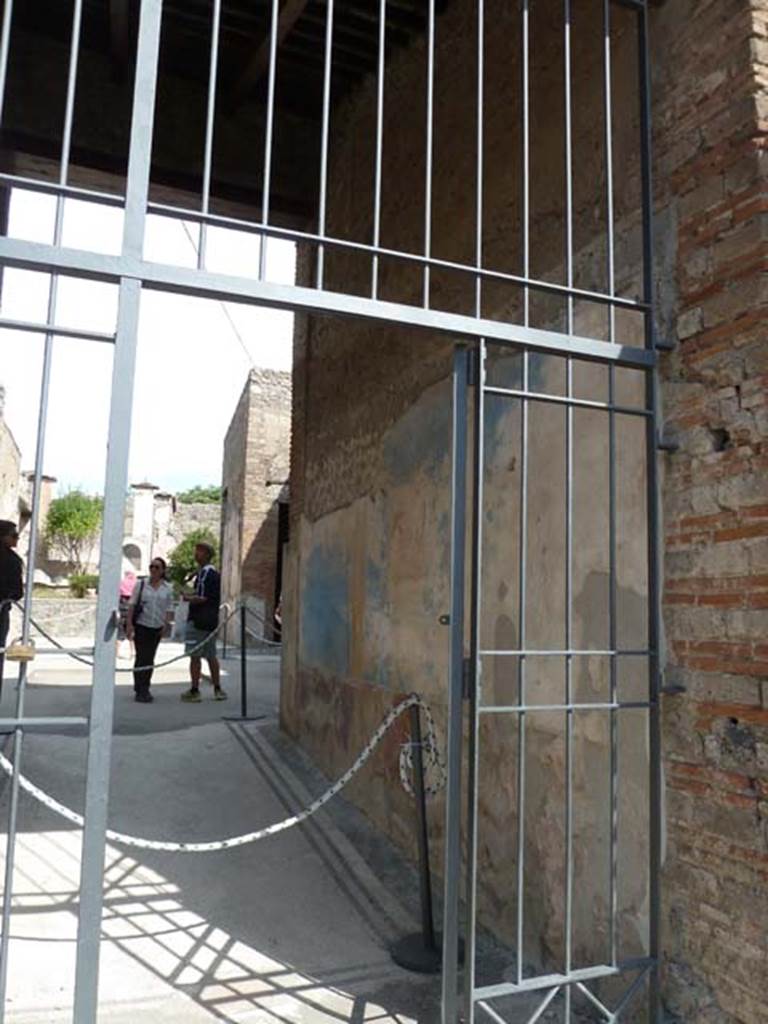 IX.3.5 Pompeii. September 2015. Looking east along south side of entrance corridor.