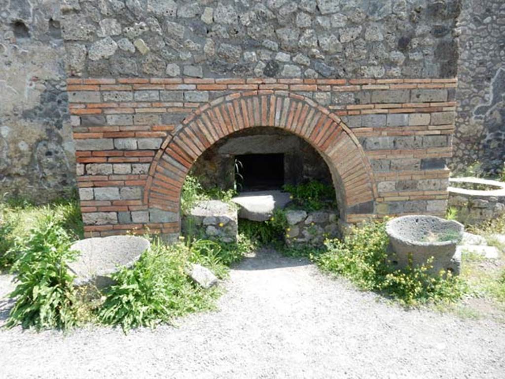 IX.3.12 Pompeii. May 2018. Front of oven. Photo courtesy of Buzz Ferebee.