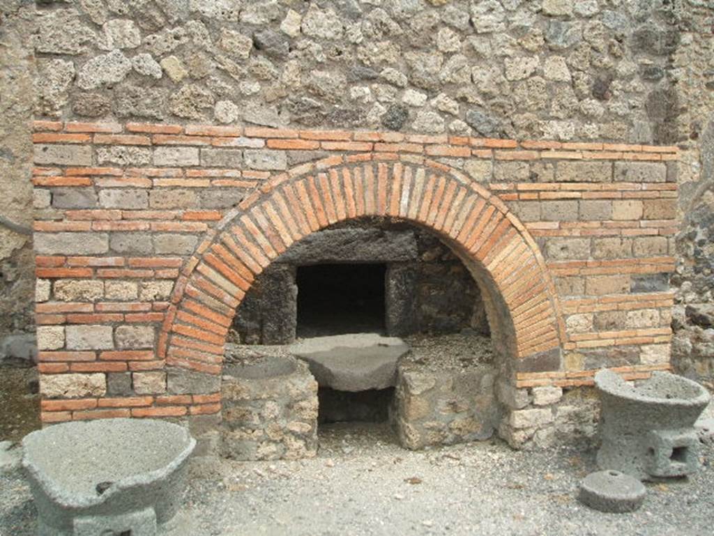 IX.3.12 Pompeii.  May 2005.  Front of oven.