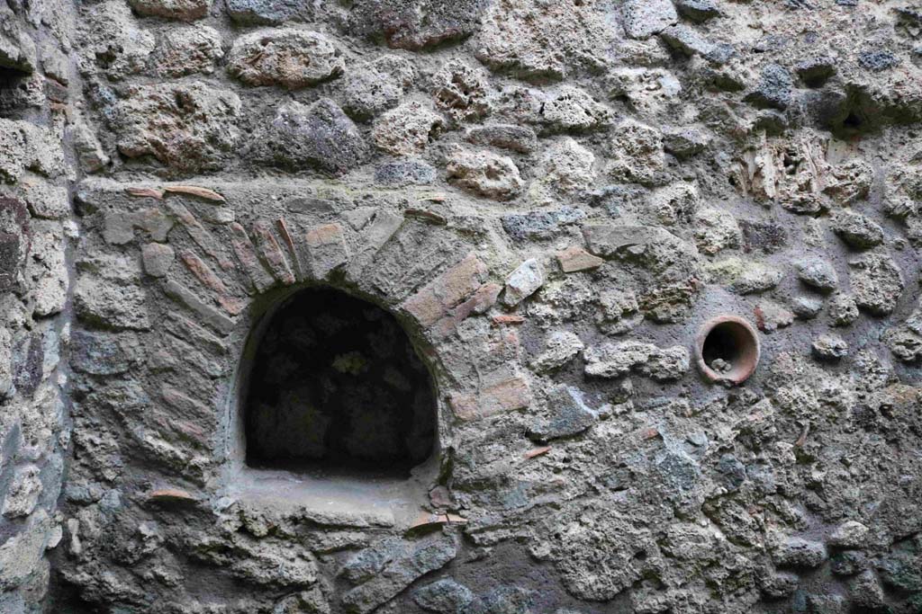 IX.3.13 Pompeii. December 2018. North wall of kitchen, in north-west corner, with niche. Photo courtesy of Aude Durand.