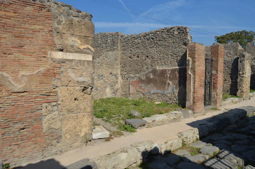 IX.3.14 Pompeii. October 2017. Looking north-east towards entrance doorway.
Foto Taylor Lauritsen, ERC Grant 681269 DÉCOR.

