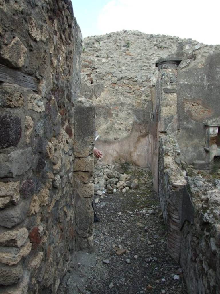 IX.3.15 Pompeii. March 2009. Doorway to room 14 from north portico area. On the right is one of the peristyle columns with a lava Doric capital.
