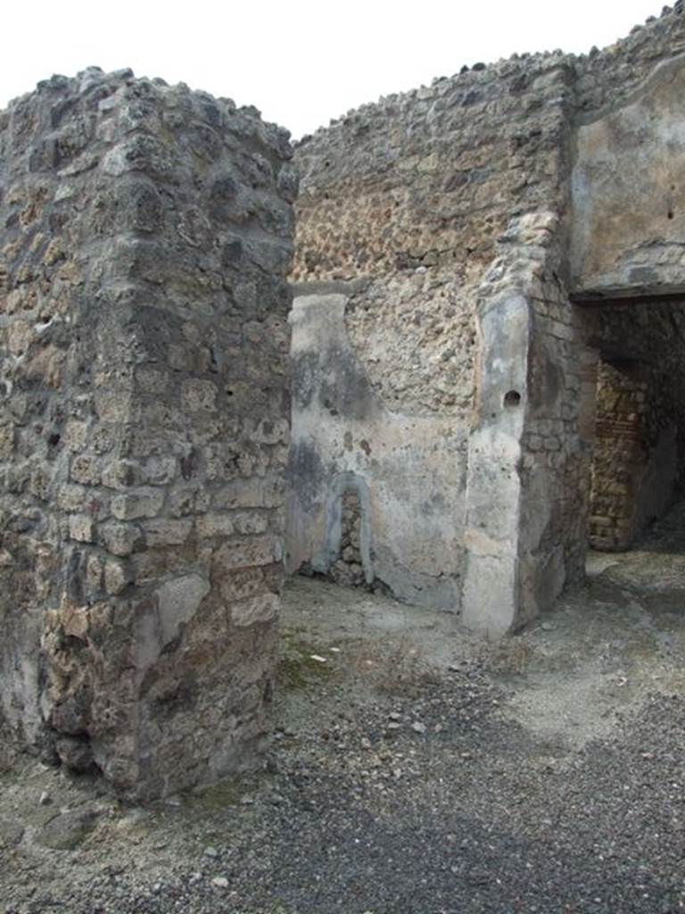 IX.3.15 Pompeii. March 2009. Doorway to room 4, tablinum.