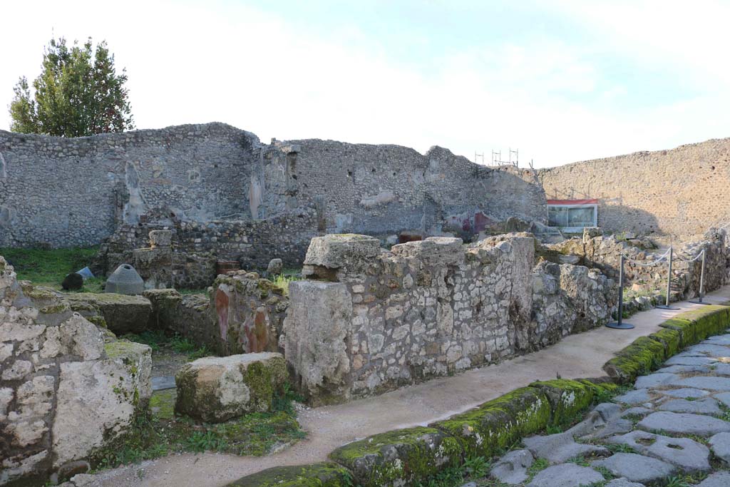IX.3.21 Pompeii. December 2018. Looking north-west towards entrance doorway, on left. Photo courtesy of Aude Durand.