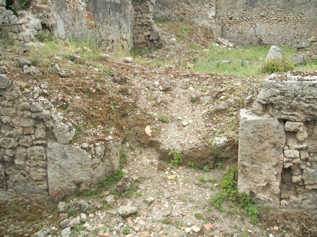 IX.3.21 Pompeii. May 2005. Looking west towards entrance doorway from Vicolo di Tesmo.