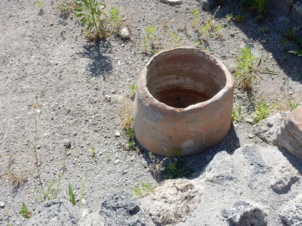 IX.3.21 Pompeii. May 2017. Terracotta pot. Photo courtesy of Buzz Ferebee.