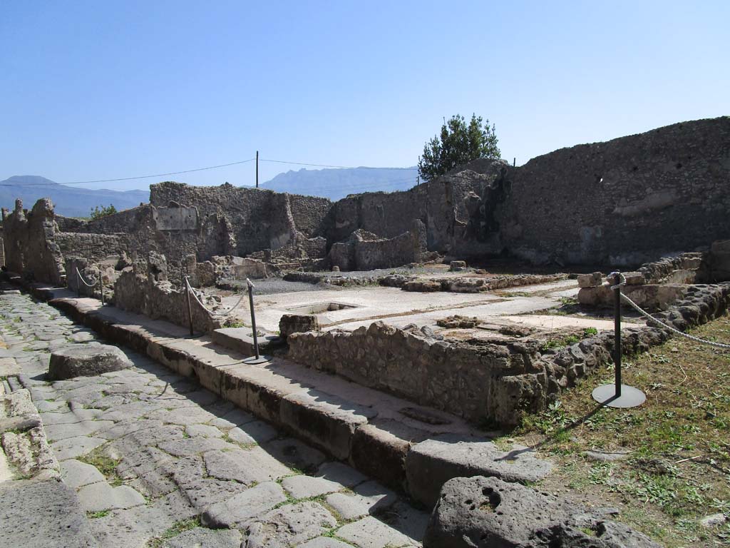 IX.3.22 Pompeii. April 2019. Looking south-west from Vicolo di Tesmo. Photo courtesy of Rick Bauer.