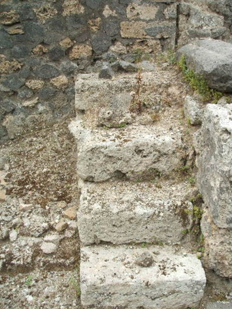 IX.3.25 Pompeii. May 2005. Four stone steps as base of steps to upper floor.