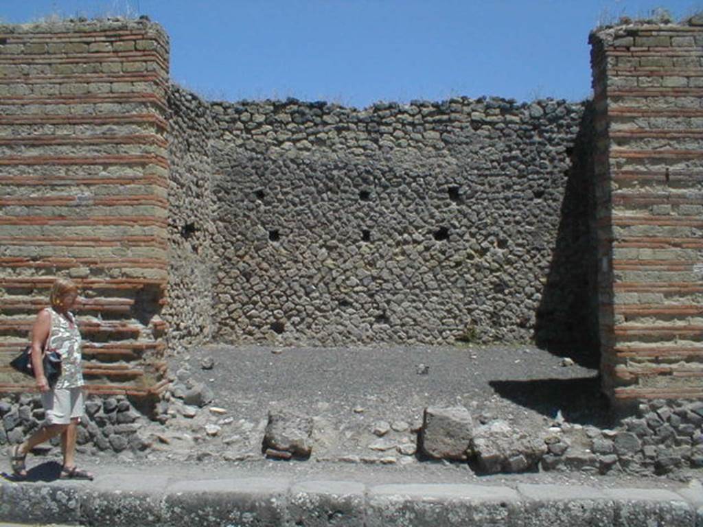 IX.4.8 Pompeii. May 2005. Entrance, looking east.