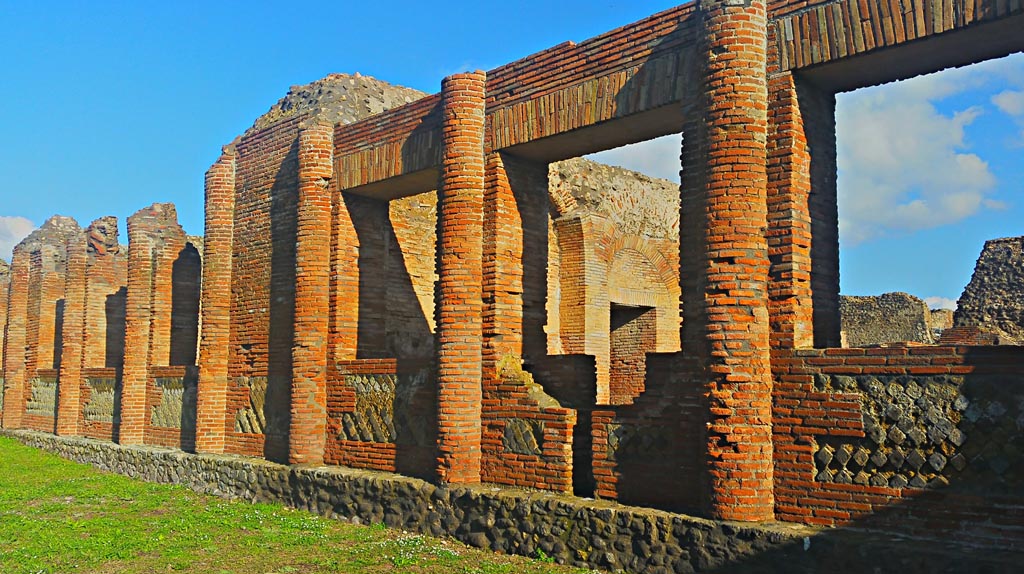 IX.4.18 Pompeii. September 2011. Caldarium “s” on east side of baths palaestra “d”. 
Detail from photo courtesy of Michael Binns.
