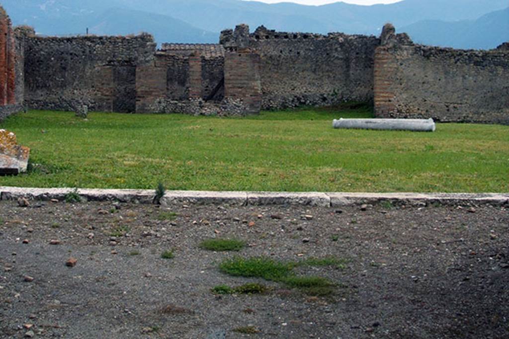 IX.4.18 Pompeii. September 2015. Doorway to changing room “g” in south-east corner of baths.

