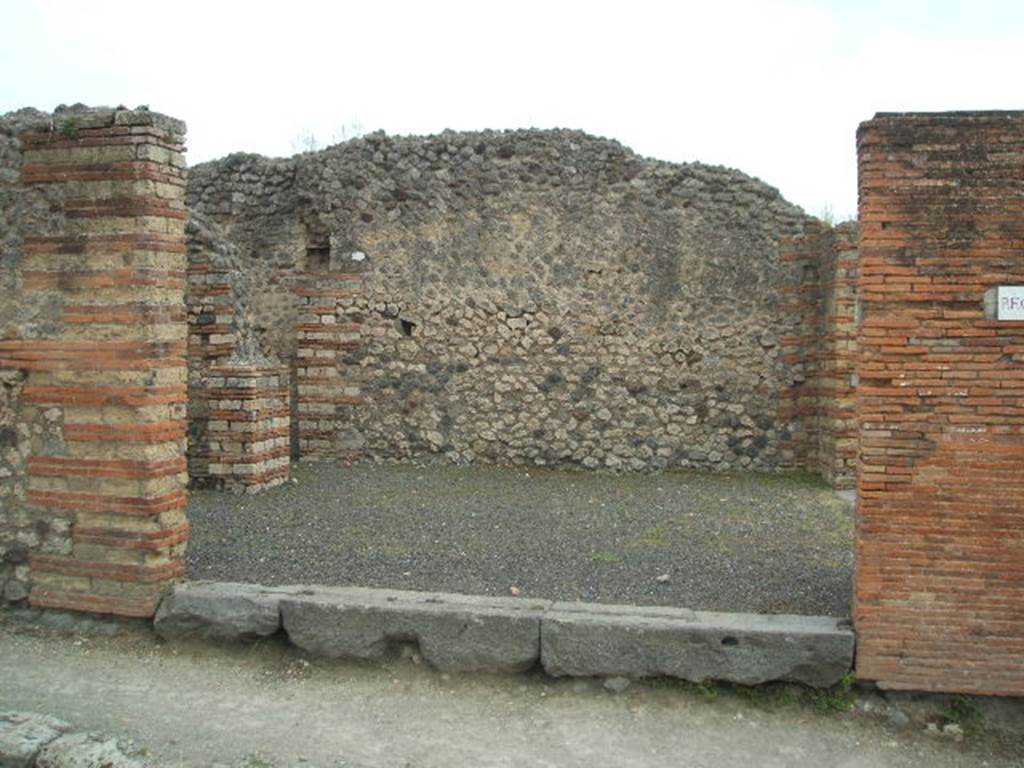 IX.4.22 Pompeii. May 2005. Entrance, looking south from Via di Nola.