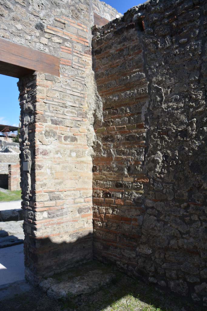 IX.5.1 Pompeii. March 2017. Looking towards north-east corner of shop-room.
Foto Christian Beck, ERC Grant 681269 DÉCOR.

