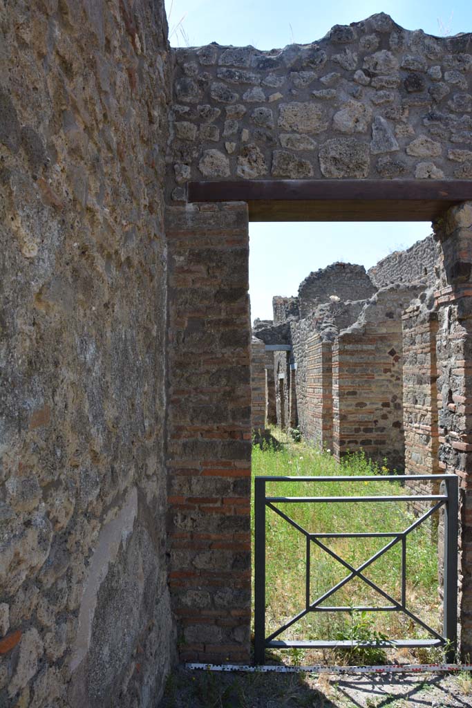 IX.5.1 Pompeii. May 2017. Looking towards south wall with doorway to IX.5.2. 
Foto Christian Beck, ERC Grant 681269 DÉCOR.
