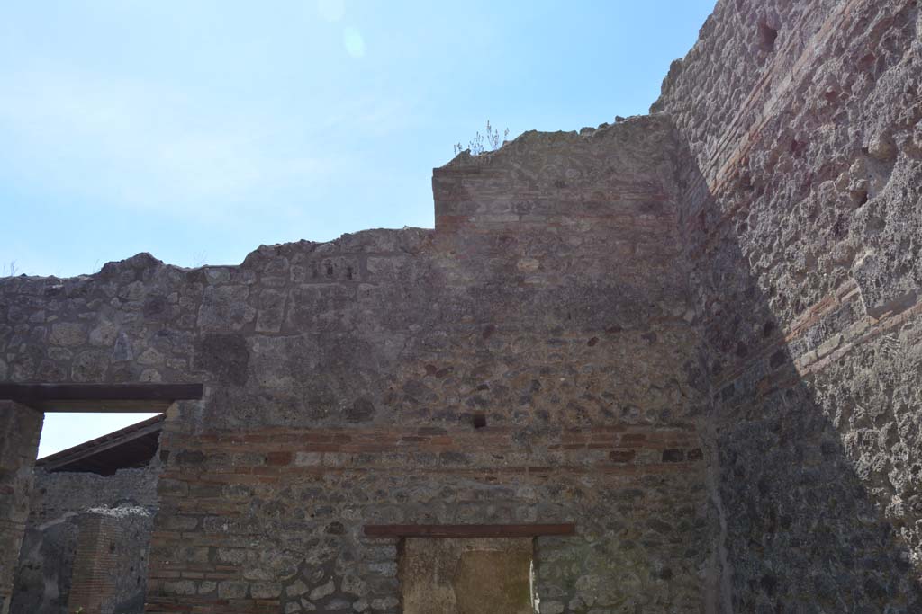 IX.5.1 Pompeii. May 2017. Doorway in south wall at west end. 
Foto Christian Beck, ERC Grant 681269 DÉCOR.

