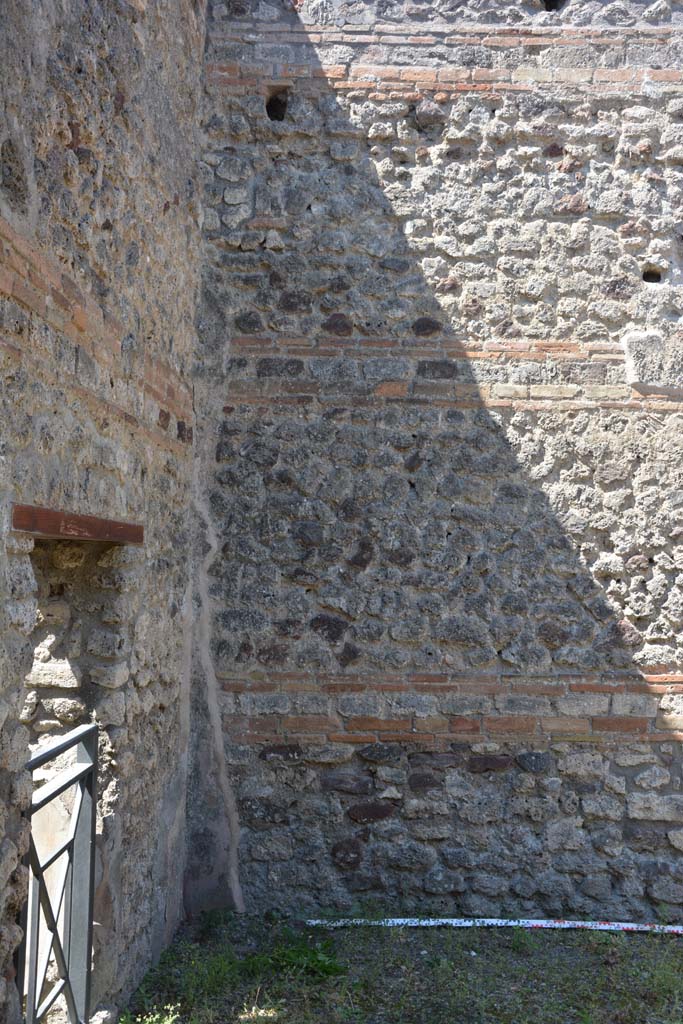 IX.5.1 Pompeii. May 2017. Looking towards west wall of shop-room.
Foto Christian Beck, ERC Grant 681269 DÉCOR.
