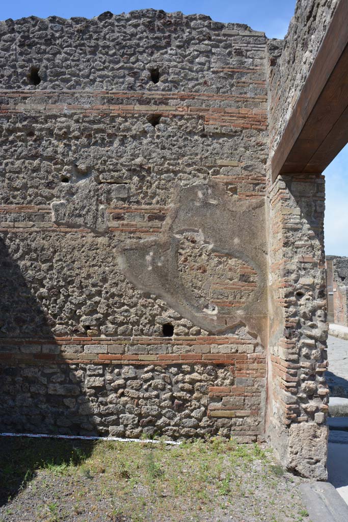 IX.5.1 Pompeii. March 2017. North-west corner of shop-room.
Foto Christian Beck, ERC Grant 681269 DÉCOR.

