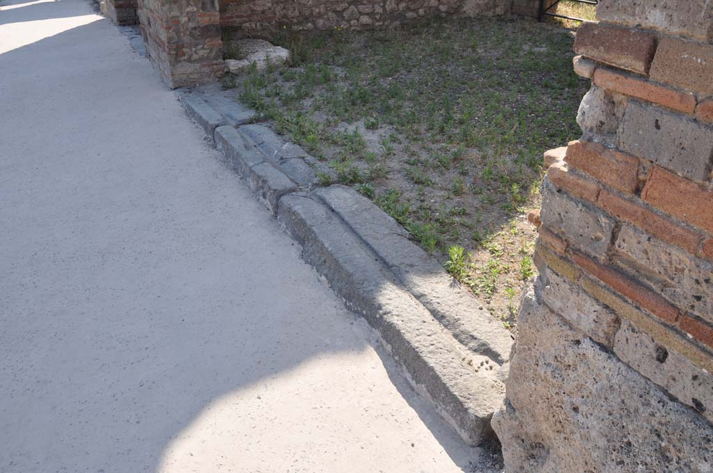 IX.5.1 Pompeii. December 2018. 
Pilaster on west side of entrance on corner with Vicolo di Tesmo, with terracotta plaque of phallus. 
Foto Taylor Lauritsen, ERC Grant 681269 DÉCOR.
