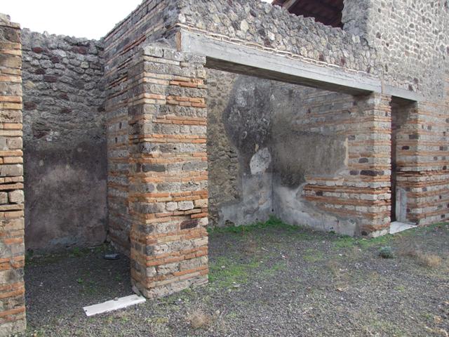 IX.5.2 Pompeii. March 2017. Atrium ‘b’, north side, detail of pilaster separating entrance corridor, and doorway to IX.5.3, on right.
Foto Christian Beck, ERC Grant 681269 DÉCOR.
