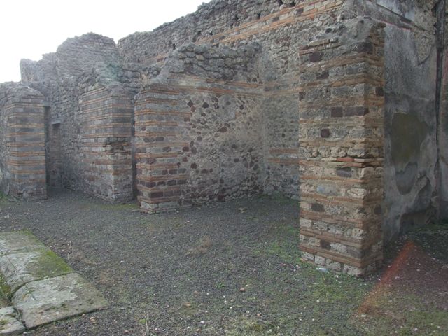 IX.5.2 Pompeii. March 2017. Atrium ‘b’, pilaster in north-east corner, with doorway to room ‘d’, on right.
Foto Christian Beck, ERC Grant 681269 DÉCOR.
