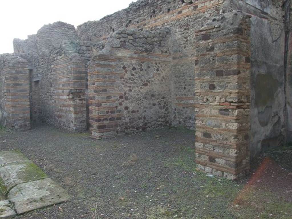 IX.5.2 Pompeii. March 2017. Atrium ‘b’, looking towards east side, with doorways to rooms ‘d’,  ‘e’ (in centre) and room ‘c’.
Foto Christian Beck, ERC Grant 681269 DÉCOR.
