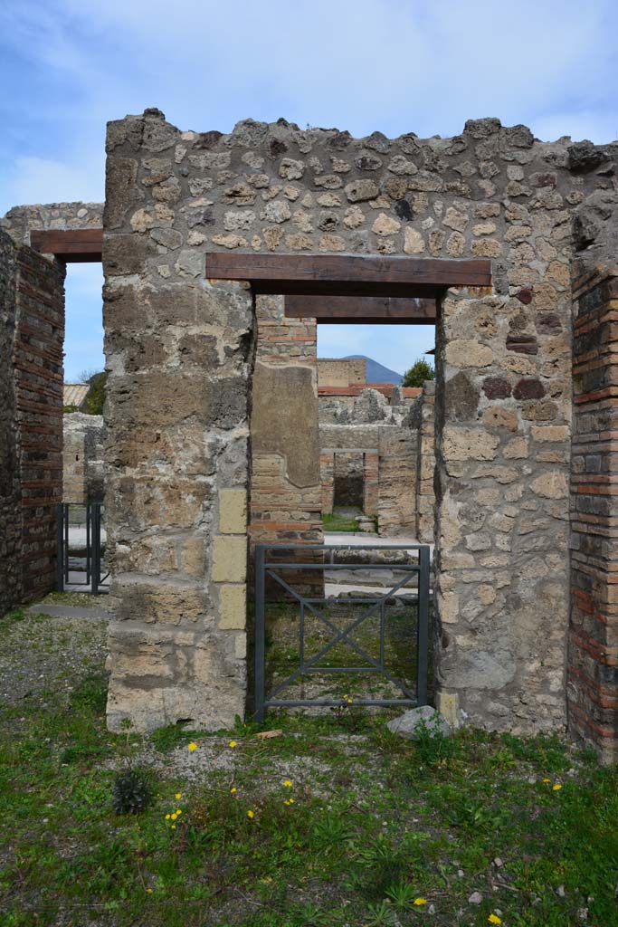 IX.5.2 Pompeii. May 2017. 
Atrium ‘b’, looking east towards doorway to room ‘d’ in north-east corner.
Foto Christian Beck, ERC Grant 681269 DÉCOR.
