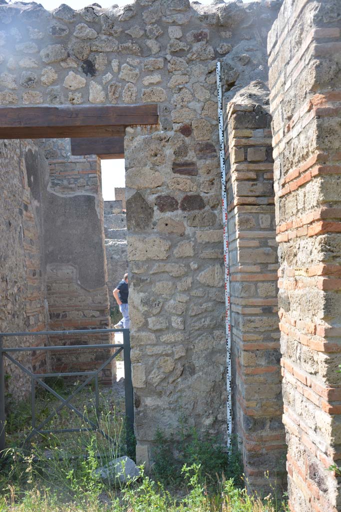 IX.5.2 Pompeii. March 2017. Room ‘d’, threshold of doorway.
Foto Christian Beck, ERC Grant 681269 DÉCOR.
