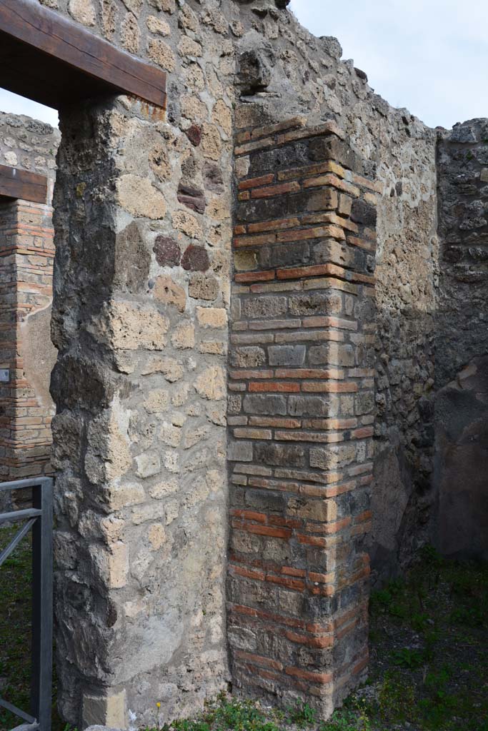 IX.5.2 Pompeii. May 2017. Room ‘d’, detail of doorway threshold.  
Foto Christian Beck, ERC Grant 681269 DÉCOR 
