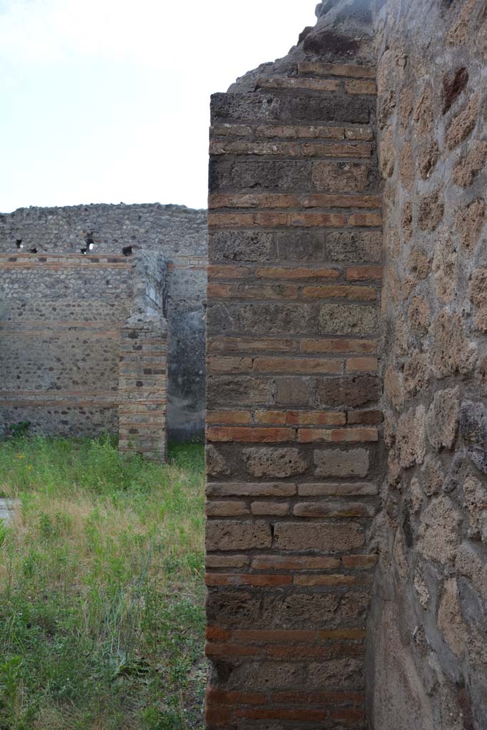 IX.5.2 Pompeii. May 2017. Room ‘d’, detail of east wall.
Foto Christian Beck, ERC Grant 681269 DÉCOR.
