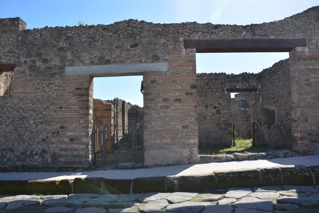 IX.5.4, on left, and IX.5.3, on right, Pompeii. March 2017. Looking south to entrance doorways on Via di Nola.
Foto Christian Beck, ERC Grant 681269 DÉCOR.

