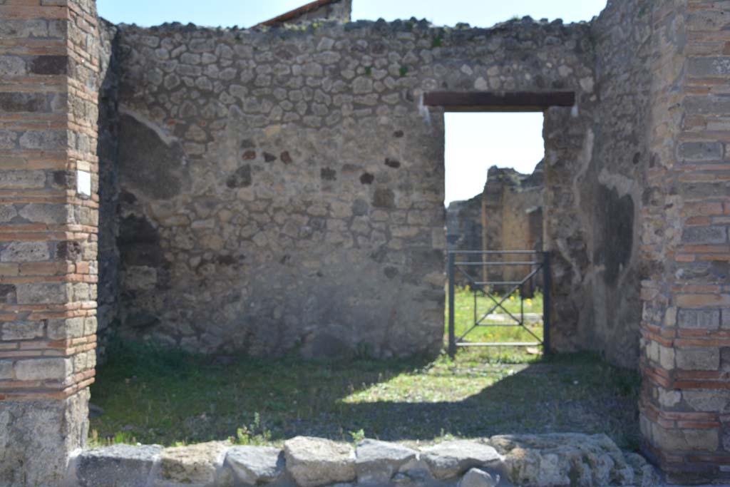 IX.5.3 Pompeii. March 2017. Looking across entrance doorway towards south wall.  
Foto Christian Beck, ERC Grant 681269 DÉCOR.
