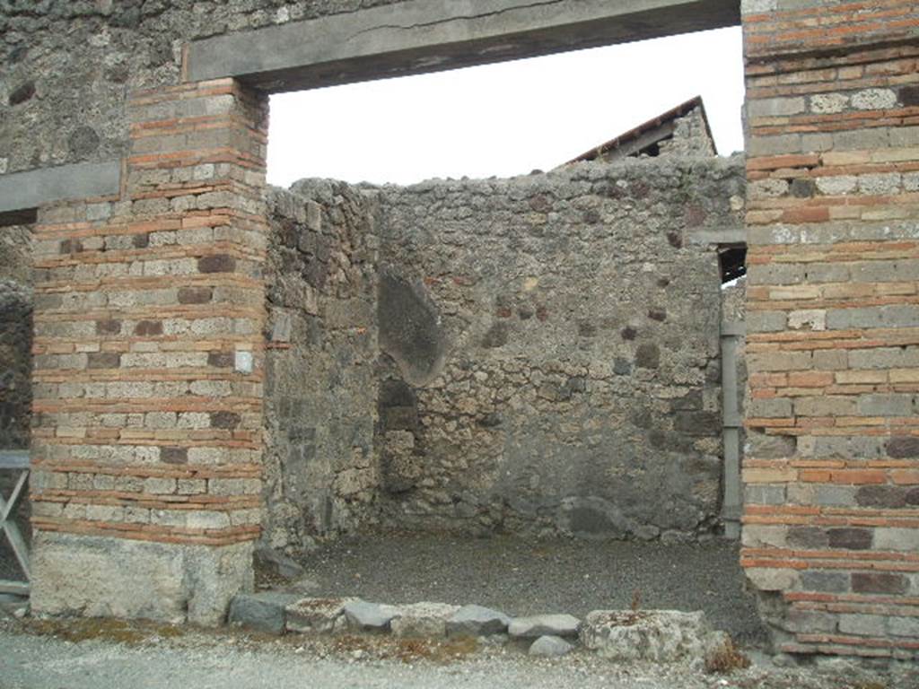 IX.5.3 Pompeii. March 2017. Detail of doorway threshold at east end.  
Foto Christian Beck, ERC Grant 681269 DÉCOR.
