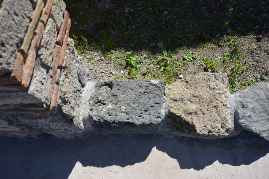 IX.5.3 Pompeii. March 2017. Detail of doorway threshold at west end. 
Foto Christian Beck, ERC Grant 681269 DÉCOR.
