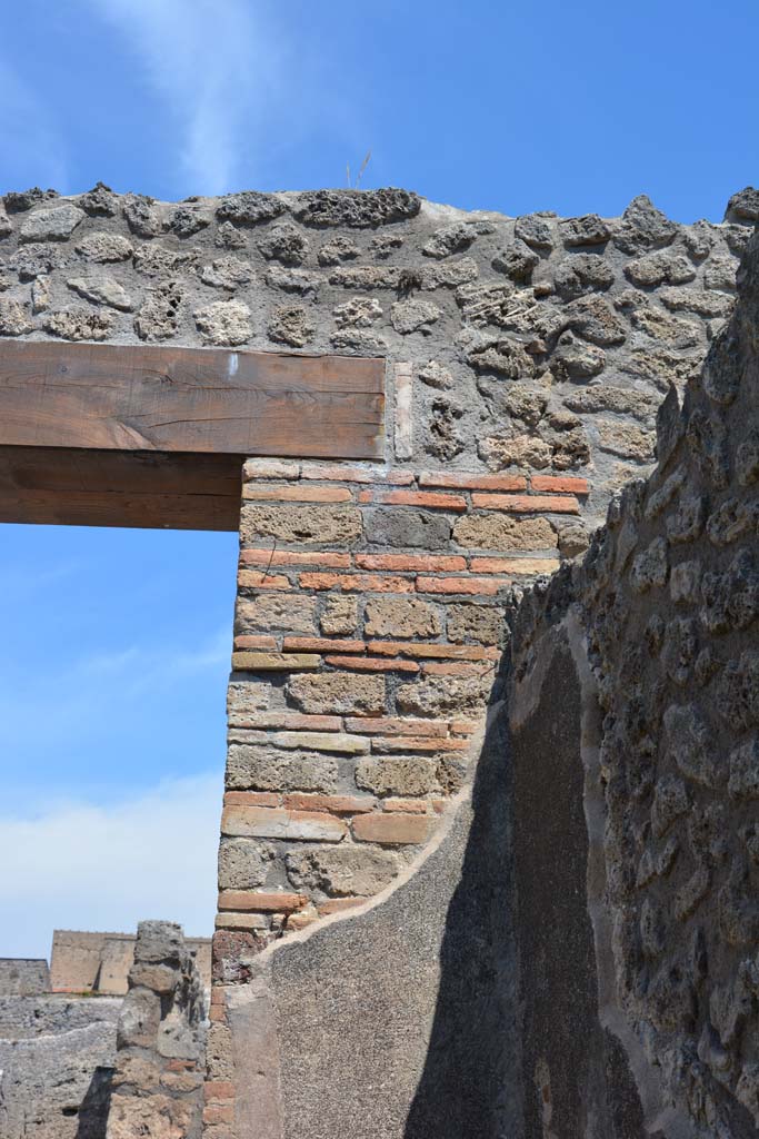 IX.5.3 Pompeii. May 2017. Detail from north-east corner.
Foto Christian Beck, ERC Grant 681269 DÉCOR.

