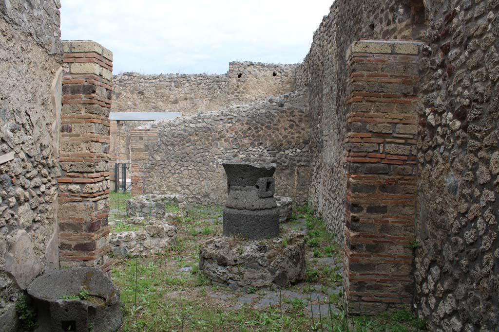 IX.5.4 Pompeii. March 2019. Room c, looking north into bakery room b.
Foto Christian Beck, ERC Grant 681269 DCOR.
