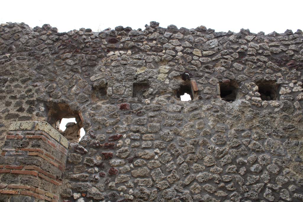 IX.5.4 Pompeii. March 2019. Room c, upper east wall with holes for support beams for an upper floor.
Foto Christian Beck, ERC Grant 681269 DCOR.
