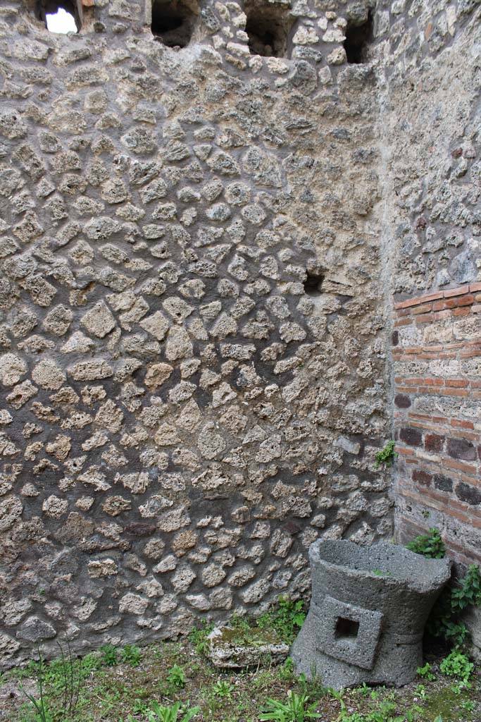 IX.5.4 Pompeii. March 2019. Room c, east wall in south-east corner.
Foto Christian Beck, ERC Grant 681269 DCOR.

