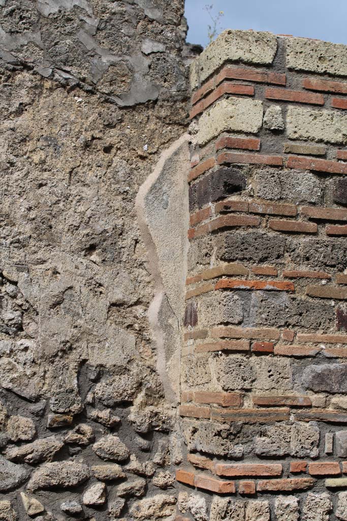 IX.5.4 Pompeii. March 2019. Room c, upper west wall with pilaster in north-west corner.
Foto Christian Beck, ERC Grant 681269 DCOR.

