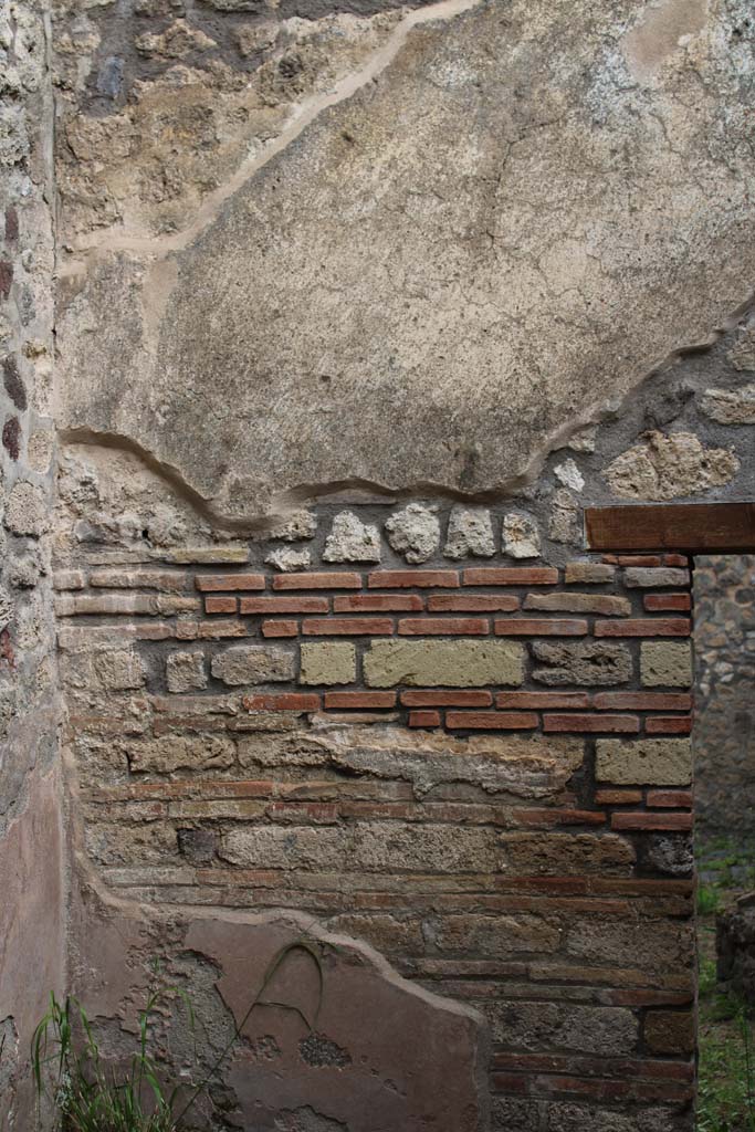 IX.5.4 Pompeii. March 2019. Room d, detail of north wall at west end.
Foto Christian Beck, ERC Grant 681269 DCOR.
