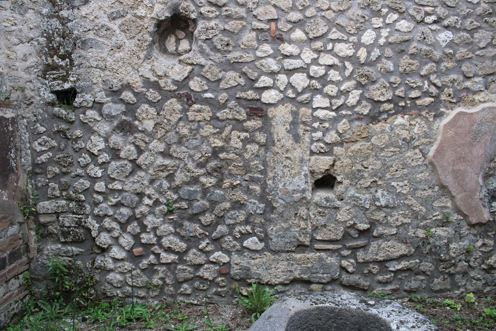 IX.5.4 Pompeii. March 2019. Room d, east wall at north end.
Foto Christian Beck, ERC Grant 681269 DCOR.
