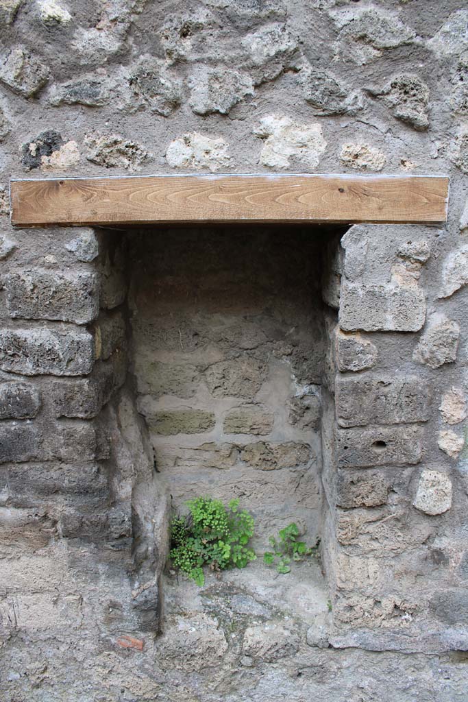 IX.5.4 Pompeii. March 2019. Room d, recess in south wall.
Foto Christian Beck, ERC Grant 681269 DCOR.
