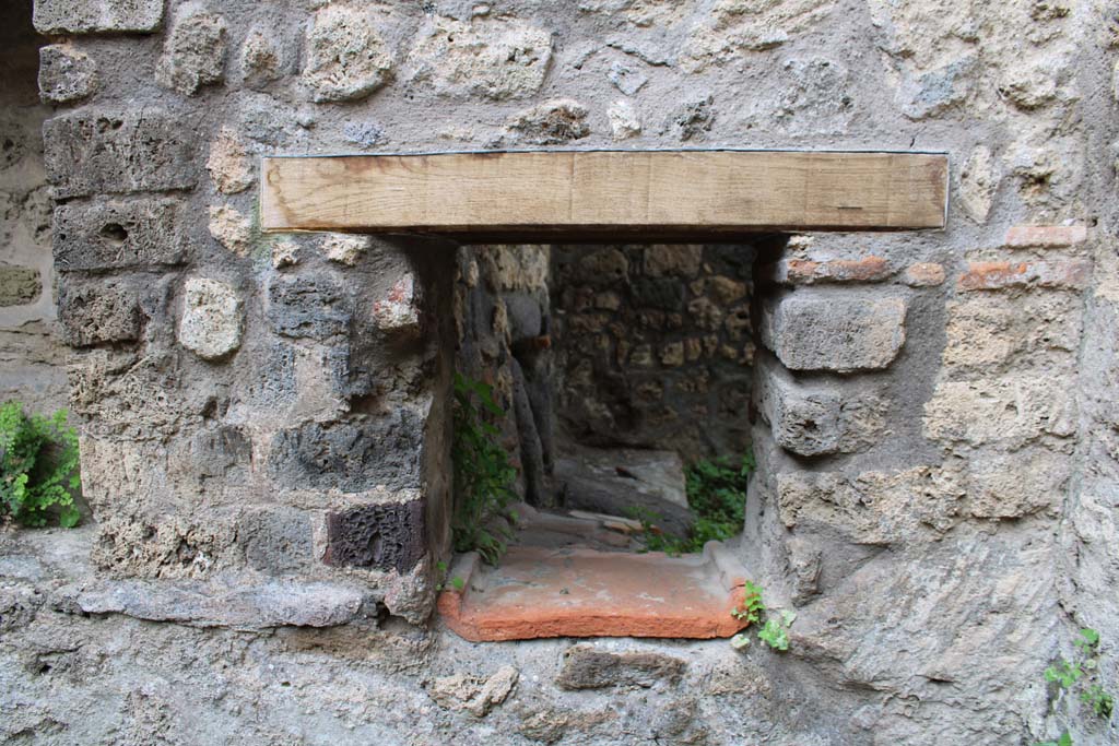 IX.5.4 Pompeii. March 2019. Room d, recess linking to the oven in room f, the top made from a tile.
Foto Christian Beck, ERC Grant 681269 DCOR.
