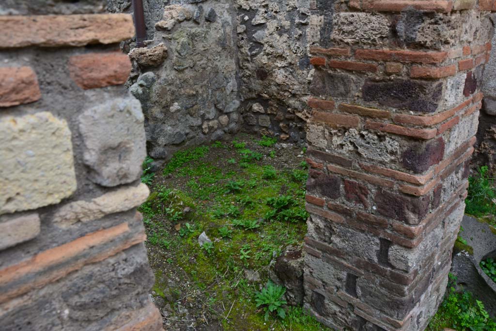 IX.5.4 Pompeii. March 2017. Room e, looking through doorway towards remains of structure in north-west corner.
Foto Christian Beck, ERC Grant 681269 DCOR.
