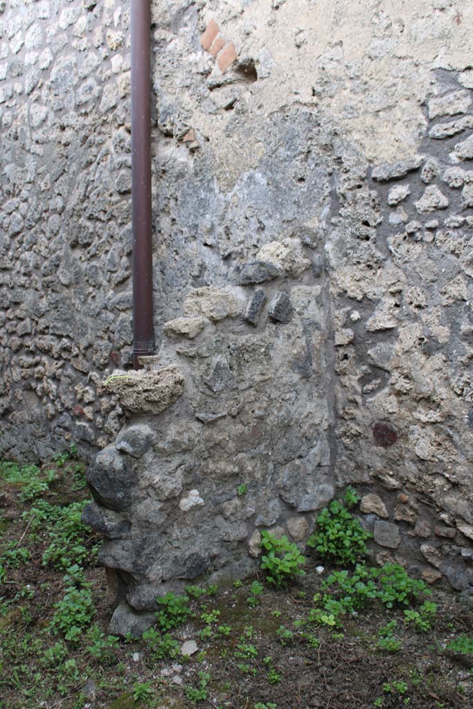 IX.5.4 Pompeii. March 2019. 
Room e, looking south to wall of structure in north-west corner against west wall.
Foto Christian Beck, ERC Grant 681269 DCOR.

