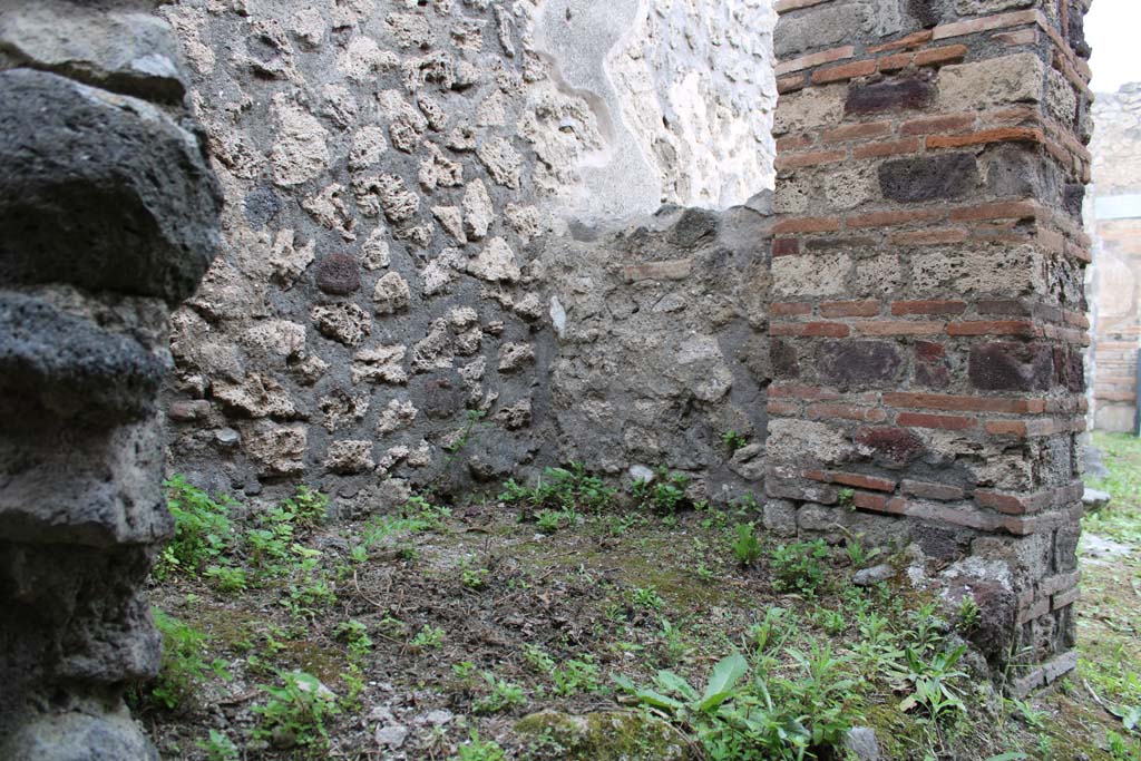 IX.5.4 Pompeii. March 2019. Room e, looking north towards structure in north-west corner.
Foto Christian Beck, ERC Grant 681269 DCOR.
