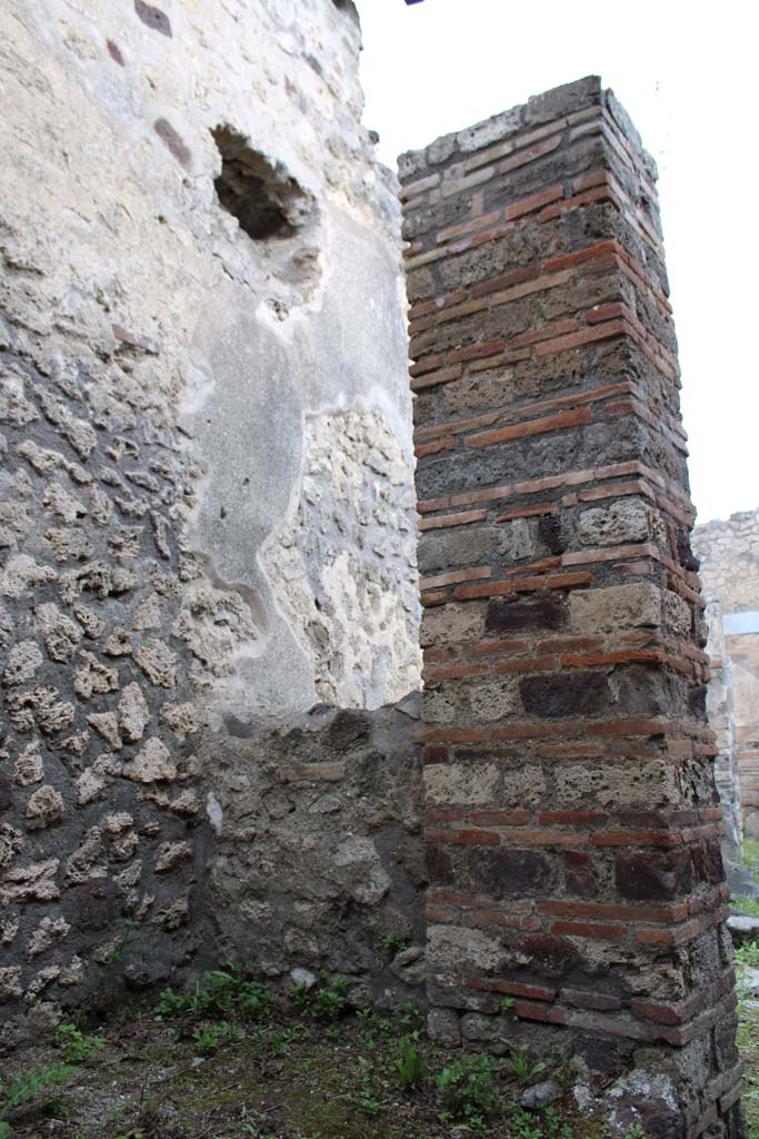 IX.5.4 Pompeii. March 2019. Room e, north wall in north-west corner.
Foto Christian Beck, ERC Grant 681269 DCOR.
